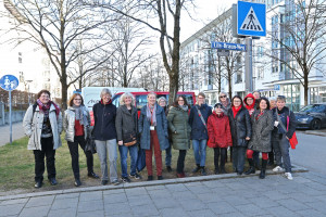 Gruppenfoto mit Teilnehmerinnen des Rundgangs am Lily-Braun-Weg (Foto: FacesbyFrank)