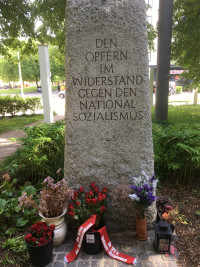 Blumen am Denkmal am Platz der Freiheit