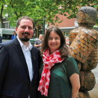 Bundestagskandidat Dr. Bernhard Goodwin und Stadträtin Kathrin Abele auf dem Rotkreuzplatz